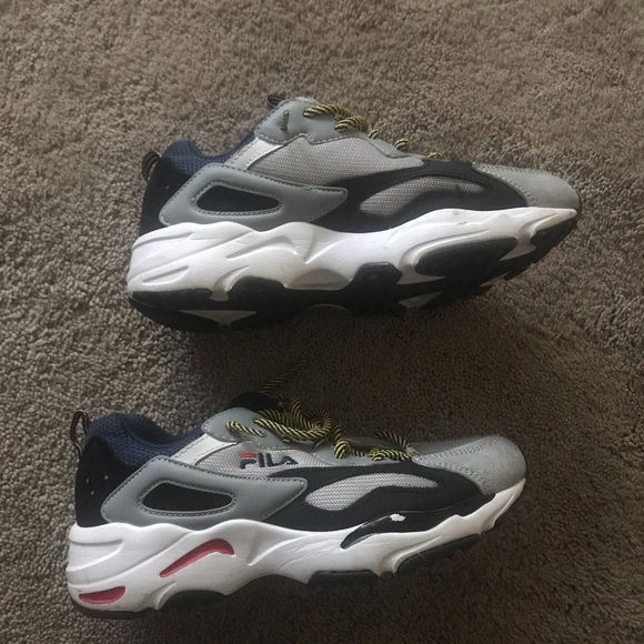 Boys FILA gymshoes gray / multiple colors size 4.5 - Picture 7 of 7